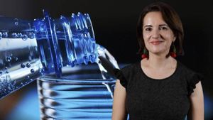 Apa plată vs. apă minerală: Ghid complet pentru hidratare sănătoasă / Tania Fântână (nutriționist): „Unele ape minerale conțin sodiu ridicat, ceea ce poate fi dăunător copiilor mici sau celor cu hipertensiune sau afecțiuni renale”