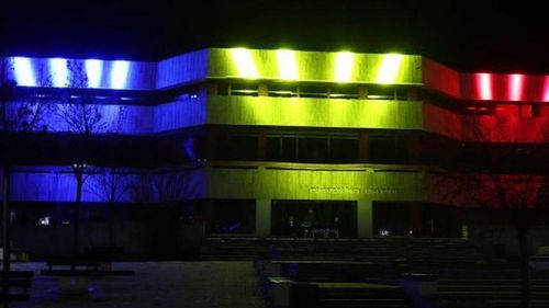 Casa de Cultură a Sindicatelor din Miercurea-Ciuc, iluminată în culorile drapelului României, pentru al doilea an consecutiv / „Semnifică pentru noi toţi, cei ce trăim aici, speranţa că vom trăi în armonie, solidaritate şi bunăstare cu multă credinţă”