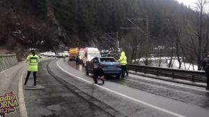 VIDEO O femeie a murit după ce un copac a căzut peste mașina în mers, în care se afla împreună cu familia. Victima este din București și plecase în concediu la Suceava