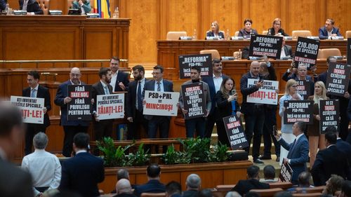 Contre în Parlament între deputații Drulă, Zoltan și Simonis la adoptarea legii pensiilor speciale/ Opoziția reproșează că e ”cea mai sfidătoare lege” și că ”nu oferă soluțiile așteptate pentru inechități”