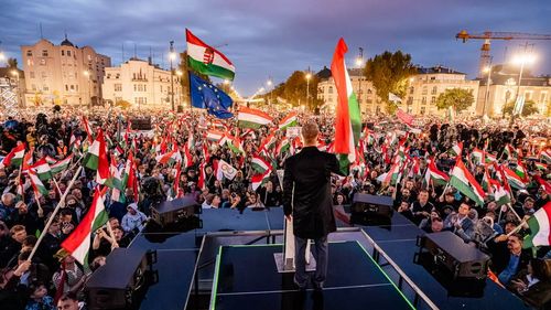 Péter Magyar, opozantul lui Viktor Orbán, marș național impresionant la Budapesta: În 1848, 1956 revoluțiile noastre au continuat în sânge, au venit rușii, dar nu ne-au putut niciodată înfrânge. Nici Orbán nu poate face asta, care în disperarea sa finală l-a chemat pe țarul KGB