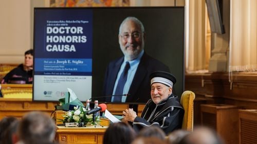 VIDEO Profesorul Joseph Stiglitz, laureat al Premiului Nobel pentru Economie, în România, despre alternativa la austeritate. "Ceea ce trebuie să faci este să te gândești la cum poți să dezvolți economia și să crești exporturile"