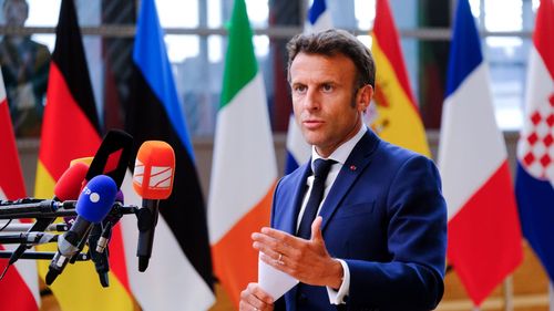 Macron cere mai mult sprijin pentru consumatorii și companiile care aleg mașini electrice produse în UE în locul celor străine