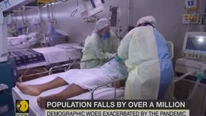 Rusia a raportat pentru prima dată peste 100.000 de cazuri zilnice de coronavirus sâmbătă. Țara se confruntă cu un val de infecții cauzat de varianta Omicron. Populația Rusiei a scăzut cu peste un milion în ultimul an