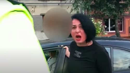 VIDEO Șoferiță din Lugoj, prinsă băută la volan: „Băi tâmpitule, eu nu sunt beată, cum să dau peste cineva”