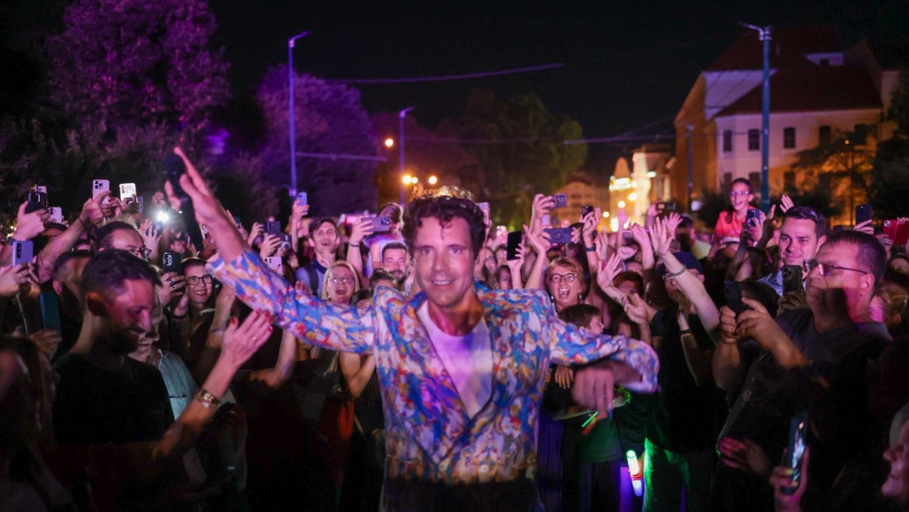 FOTO VIDEO Peste 25.000 de oameni la concertul susținut de Mika la Zilele Timișoarei / Baie de mulțime și mesaje transmise în română de artistul libanezo-britanic