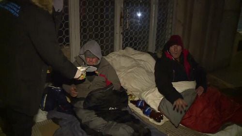 De ce nu vor oamenii străzii din București să meargă în adăposturi sociale chiar și când e ger. ”Am fost și am luat păduchi”