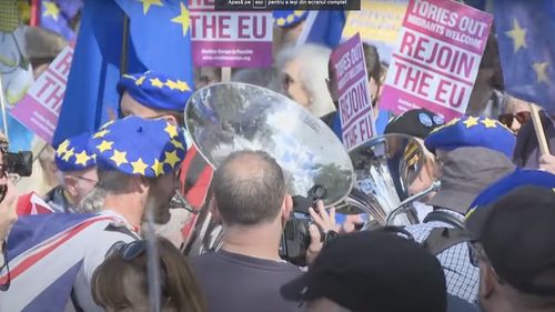 Mii de britanici demonstrează la Londra împotriva Brexitului: "Ne întoarcem în Uniunea Europeană"! / Versiunea lui Yellow Submarine a trupei The Beatles (We all live in a Brexit Tragedy) a asigurat fundalul muzical al marșului