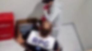 VIDEO Agent de securitate din București reținut pentru purtare abuzivă / Ar fi pălmuit un suspect de furt după ce l-a interceptat în afara unui magazin din Capitală