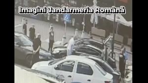 Copil de 4 luni, salvat dintr-o mașină încuiată accidental, la peste 30 de grade Celsius