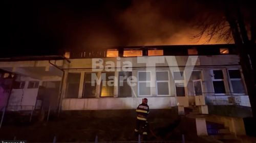 Baia Mare: Incendiu puternic la acoperişul unei clădiri care aparţine Colegiului Transilvania