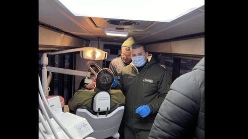 VIDEO Un stomatolog român din Cernăuţi a transformat un autobuz în clinică mobilă / Merge pe front şi acordă asistenţă militarilor / ”Sunt militari de-ai noştri fără dantură, cu dureri cronice”