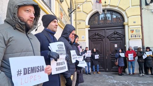 Artiștii de la Filarmonica Sibiu, protest în fața Consiliului Județean: „Am ajuns la 70 de procese!” / Nimeni nu a venit să discute cu ei