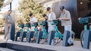 Primăria Drobeta-Turnu Severin a achiziţionat 240 de biciclete şi 10 triciclete pentru a fi închiriate de locuitori / Primarul Marius Screciu: De astăzi, bicicletele Velo City sunt disponibile pentru toţi cei care doresc să se deplaseze rapid, comod şi ecologic