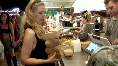 Cozi imense la mâncare, la Electric Castle: ”500 de lei pe zi ca să poți să mănânci și să poți să bei și o bere, e ok”