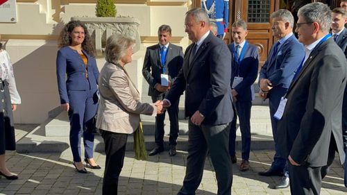 Miza de 31 de miliarde de euro: la Alba Iulia are loc semnarea acordului de parteneriat între România și Comisia Europeană. Premierul Nicolae Ciucă a primit-o la Sala Unirii pe Elisa Ferreira, comisar european pentru Coeziune și Reforme