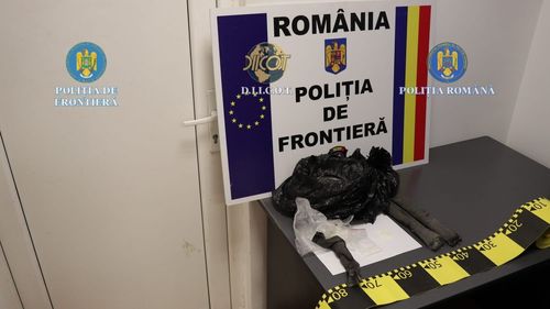 VIDEO FOTO Cetățean bulgar prins la intrarea în țară cu 3,7 kilograme de metamfetamină și pseudoefedrină / Drogurile erau ascunse în cotiera și portbagajul mașinii cu care se deplasa