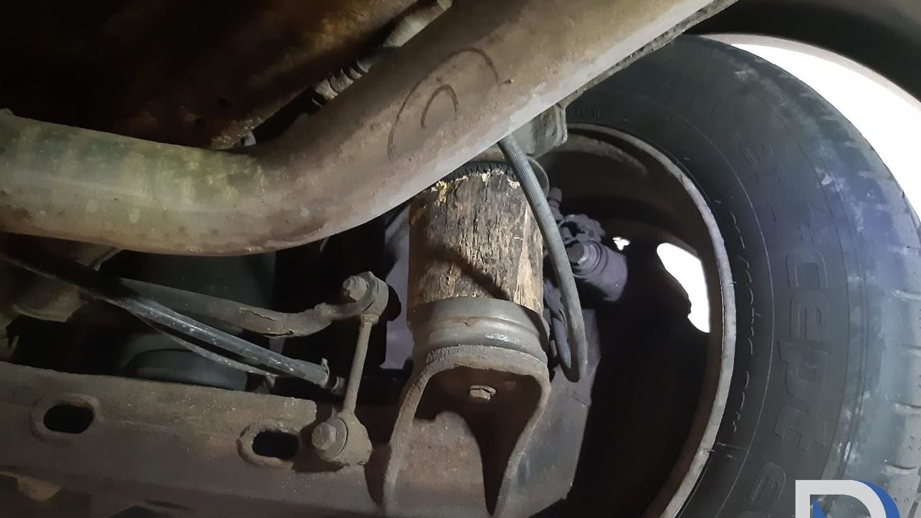 Improvizaţie extrem de periculoasă pentru siguranţa rutieră: un butuc de lemn găsit de RAR la suspensiile unui microbuz