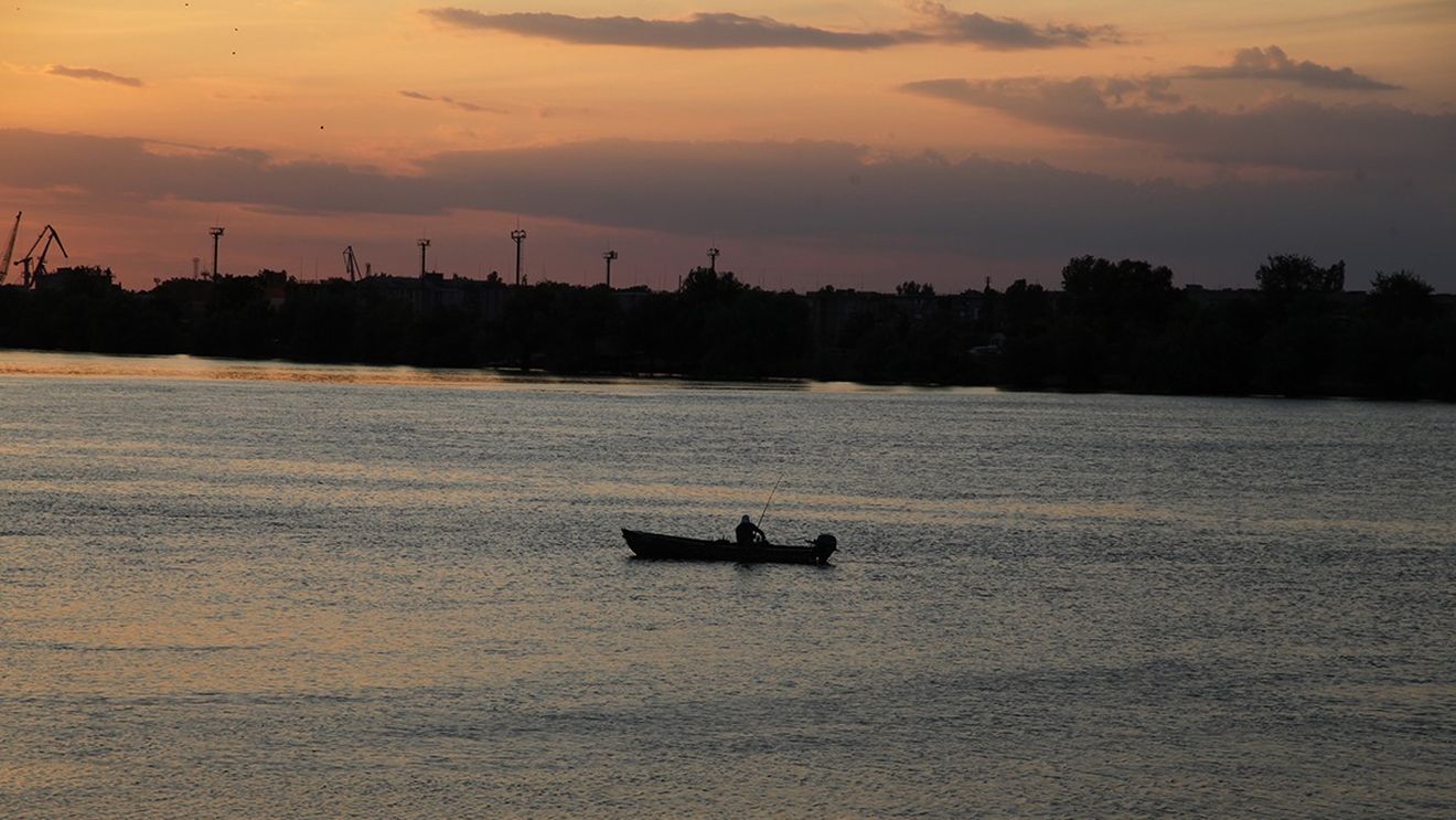 VIDEO Rușii au atacat din nou cu drone porturile ucrainene de la Dunăre / OFICIAL: O dronă a căzut la 4 kilometri de localitatea Grindu și a produs un crater de circa 1,5 m adâncime