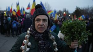 FOTOREPORTAJ Protestul antimască din București, o ”șaorma cu de toate” a teoriilor conspirațiilor. Au participat Joker și dacii liberi, unii au cerut stoparea inexistentei vaccinări obligatorii