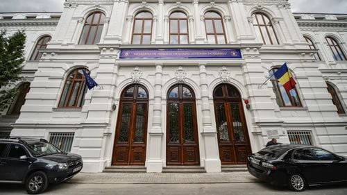 Replica Facultății de Teologie Ortodoxă pentru conferențiarul Claudiu Tufiș: instituția acuză un “atac mișelesc” în spiritul unor “idei vechi bolșevice”, după ce acesta semnalase că Teologiei ar urma să-i fie alocate mai multe locuri decât unor facultăți de științe ale Universității din București