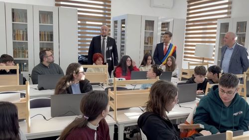 Biblioteca publică din Guşoeni, Vâlcea, transformată dintr-o clădire în paragină într-un hub digital ultramodern / Investiția se ridică la 280.000 de euro