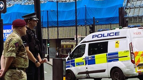 Poliţia britanică a arestat un tânăr suspectat de incendierea reşedinţei premierului Keir Starmer