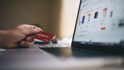 STUDIU: Produsele din categoriile beauty, fashion și încălțăminte sunt în topul cumpărăturilor online în România, la mare distanță de media UE / Cărțile, singura categorie la care românii stau mai prost față de ceilalți europeni / Cum este e-shopperul român al momentului