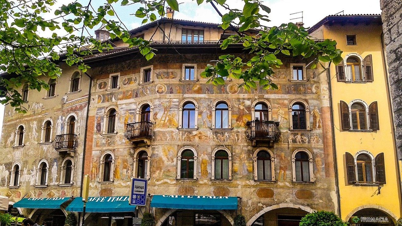 O familie de români cu trei copii mici a ajuns în stradă, în Italia / Nimeni nu vrea să le închirieze un apartament / ”Să apari cu trei copii nu este o carte de vizită bună” / Primarul i-a cazat la un hotel și caută o soluție