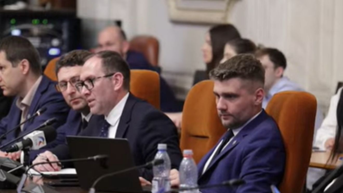 Prestația la audierile din comisiile parlamentare a ministrului desemnat la Economie, Marian Bărgău, a stârnit rumoare în sală / S-a bâlbâit, a greșit valoarea impozitului pe dividende, n-a răspuns concret la nicio întrebare / A fost consilierul lui Nicușor Dan la Primăria București