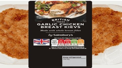 Sainsbury’s a devenit primul supermarket din Marea Britanie care și-a schimbat numele celebrului produs din carne de pui Chicken Kiev în Chicken Kyiv, în sprijinul Ucrainei