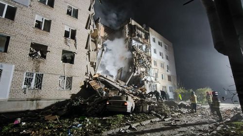 FOTO O clădire rezidențială din Nicolaev a fost lovită de bombardamentele rusești/ Salvatorii caută oameni sub dărâmături