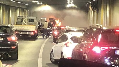 UPDATE O mașină a luat foc în Pasajul Unirii din București / Traficul rutier în centrul Capitalei, blocat (video, foto)