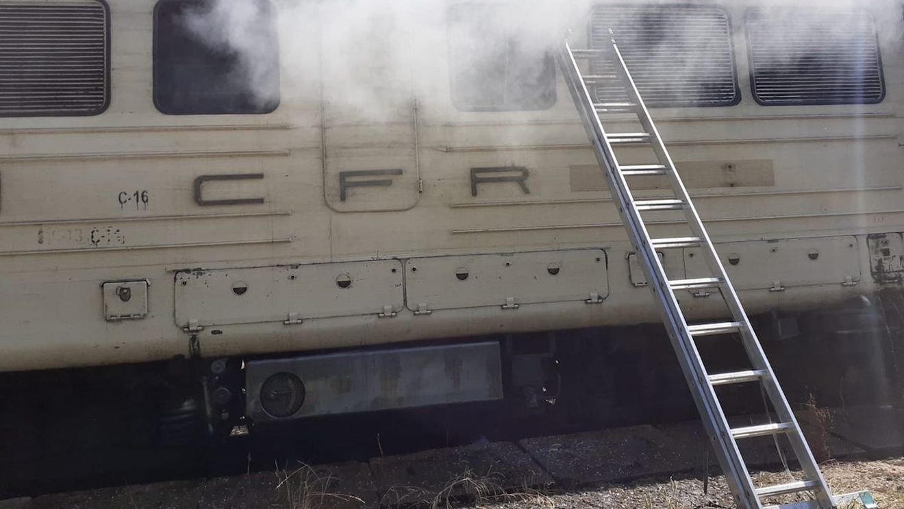 FOTO Incendiu la locomotiva unui tren de pe legătura Sibiu – Vâlcea / ”Jumătate din pasageri și-au reluat călătoria cu alte mijloace de transport găsite individual”