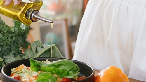 Studiu amplu în Italia: trei linguri de ulei de măsline pe zi scad cu un sfert riscul de deces din cauze tumorale și cardiovasculare