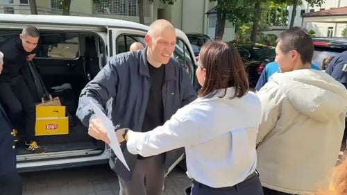 VIDEO Soţul cunoscutei opozante belaruse auto-exilate Svetlana Tihanovskaia a fost eliberat din închisoare / Serghei Tihanovski a candidat împotriva dictatorului Lukaşenko în 2020 și ispășea o pedeapsă de 18 ani
