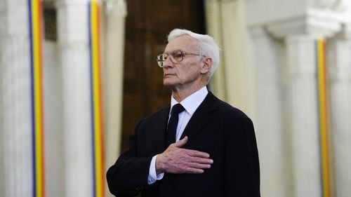 Decorat de Klaus Iohannis, Octav Bjoza a fost demis de premierul Florin Cîțu din funcția de subsecretar de stat. Motivele invocate: Acuzațiile la adresa evreilor că sunt vinovați de aducerea comunismului în România și solicitarea ca ”urmașii criminalilor de război, naziștilor sau fasciștilor” să beneficieze de drepturi