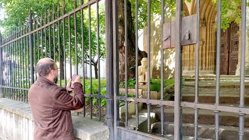 Turiștii care ajung în centrul Sibiului, atrași de o mică sculptură de piatră, expusă în public după 12 ani de la realizare