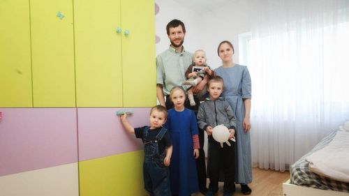O familie de ucraineni cu patru copii între 1 și 6 ani a ajuns azi-noapte la București cu trenul și a fost cazată într-un centru al Direcției de asistență socială