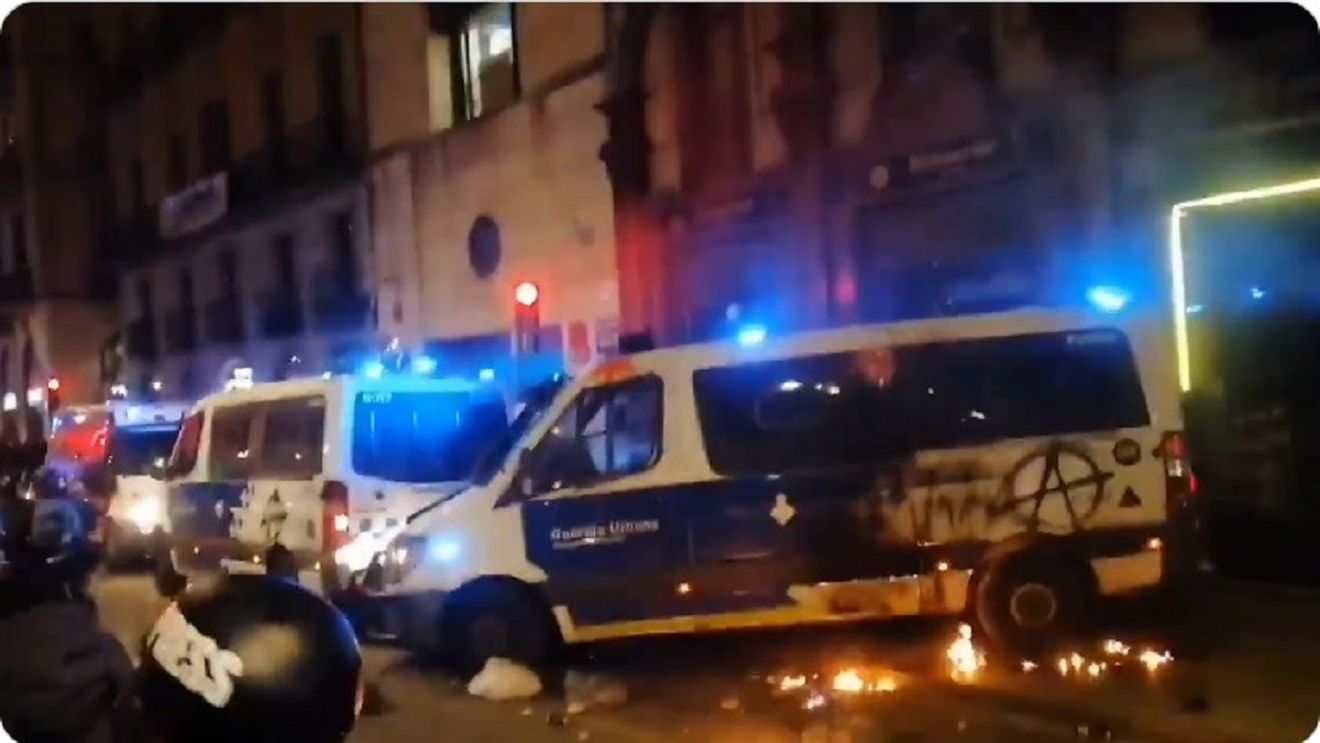 Poliția turcă a arestat cel puțin 100 de manifestanţi care încercau să ajungă în Piața Taksim, simbol al revoltelor