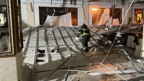 Un tavan fals a căzut peste mese la un restaurant din Brăila/ 60 de persoane se aflau în interior, trei au avut nevoie de îngrijiri medicale