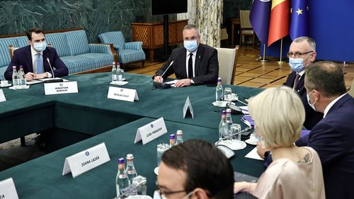 Guvernul reintroduce masca medicală la ședințele de la Palatul Victoria după 111 zile de la eliminarea acesteia