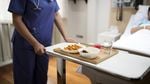 Un spital din Brașov angajează firmă de catering, după ce nu a mai găsit personal pe piață / Cele trei bucătărese rămase fără obiectul muncii vor lucra ca infirmiere