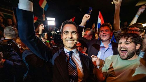 Surpriză majoră în alegerile olandeze. Partidul centrist D66 conduce în sondajele la ieşirea de la urne, cu un uşor avantaj faţă de extrema dreaptă. Rob Jetten ar putea să devină cel mai tânăr şi primul prim-ministru homosexual declarat al Ţărilor de Jos