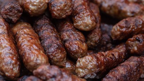 Prețuri de 1 Decembrie la Alba Iulia: 7 lei un mic, 12 lei pentru o sută de grame de păstrăv, 12 lei porția de cartofi prăjiți / Se va da gratuit varză cu cârnați