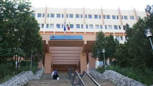 ISU Neamţ a montat două corturi în curtea Spitalului Judeţean de Urgenţă Piatra Neamţ, pentru a putea fi preluat numărul mare de pacienţi cu COVID