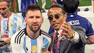 FIFA anchetează prezenţa lui Salt Bae, chef şi proprietar de restaurante, la manifestările de bucurie de pe teren de după finala Cupei Mondiale / Turcul Salt Bae a fost văzut pe teren ţinând trofeul și sărutându-l