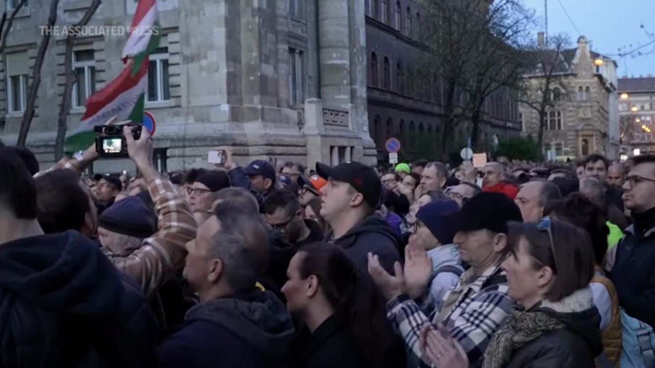 Mii de persoane protestează contra premierului ungar Viktor Orban, manifestație organizată de Peter Magyar, un fost membru al guvernului considerat o reală amenințare pentru liderul ungar