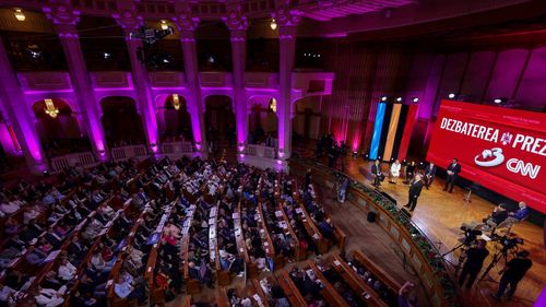 VIDEO Dezbaterea de la Antena 3, dominată de lupta Nicușor Dan - Crin Antonescu / Dan a atacat cu terenurile privatizate din Herăstrău, Antonescu l-a acuzat că a refuzat să autorizeze un spital privat pentru pacienți cu cancer / Lasconi i-a strâns mâna lui Dan și l-a pus să jure pe Biblie că nu a mințit