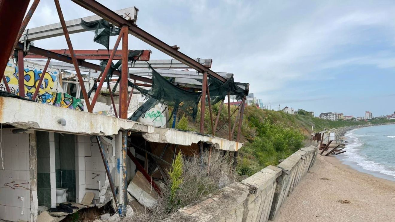 O parte a falezei din Costineşti se prăbuşeşte în mare cu tot cu pilonii de susţinere